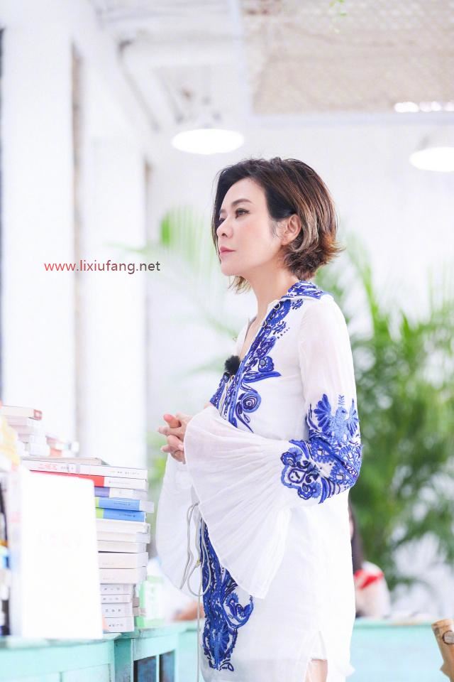 白色刺繡襯衫配短褲簡約優雅，清爽舒適