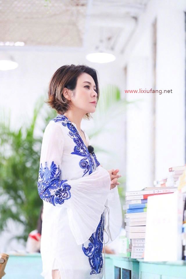 白色刺繡襯衫配短褲簡約優雅，清爽舒適